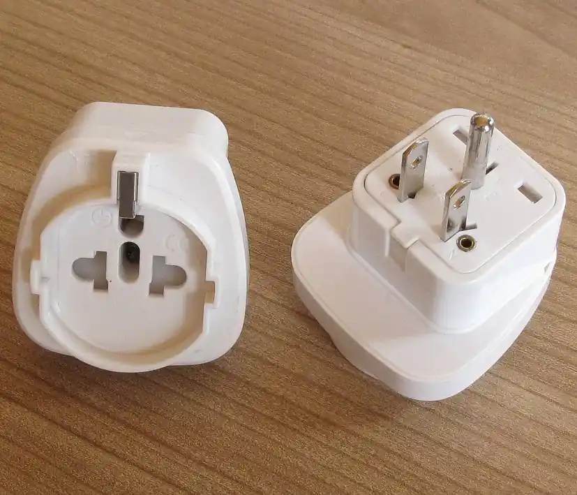 Echt Reiseadapter USA Kanada 3pol Stecker auf Univ Steckdose